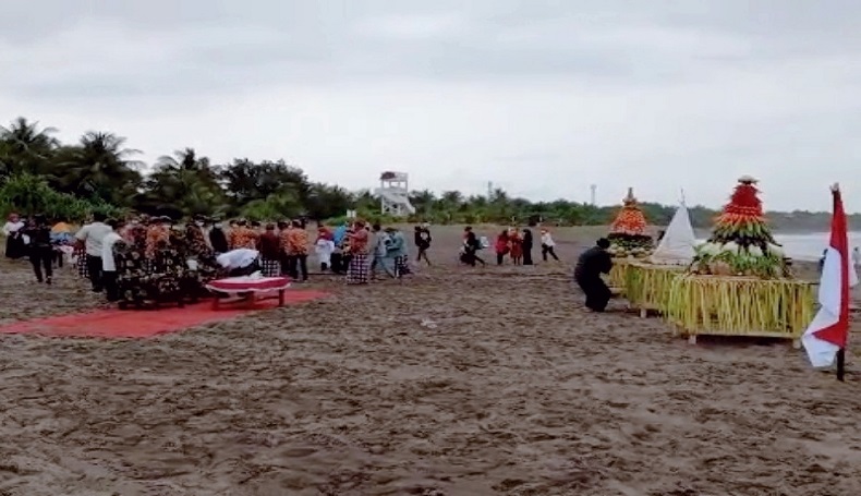 Tak Berizin, Ritual Larung Laut oleh Warga Cilacap di Pantai Pangandaran Dibubarkan 
