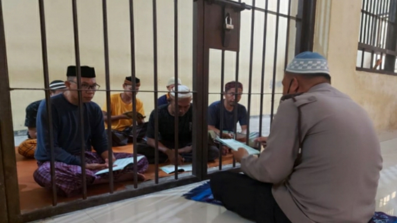 Masya Allah, Personel Polres Kolaka Ajari Tahanan Mengaji di Sel Penjara