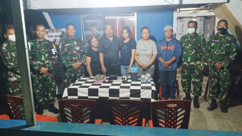 Danpomdam XIII/Merdeka Bersama Tim Temui Orang Tua Prada Chandra Gerson Kumaralo di Langowan