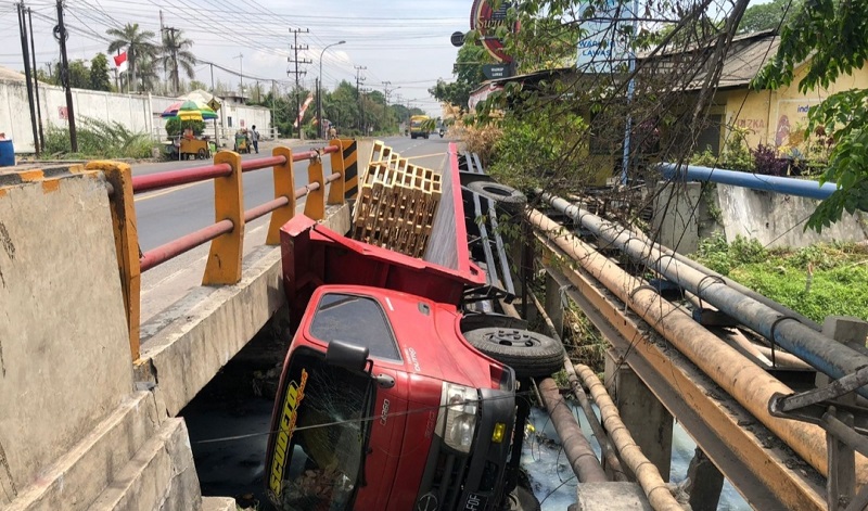 Hindari Tabrakan, Truk Pengangkut Bata di Gresik Terguling ke Sungai 