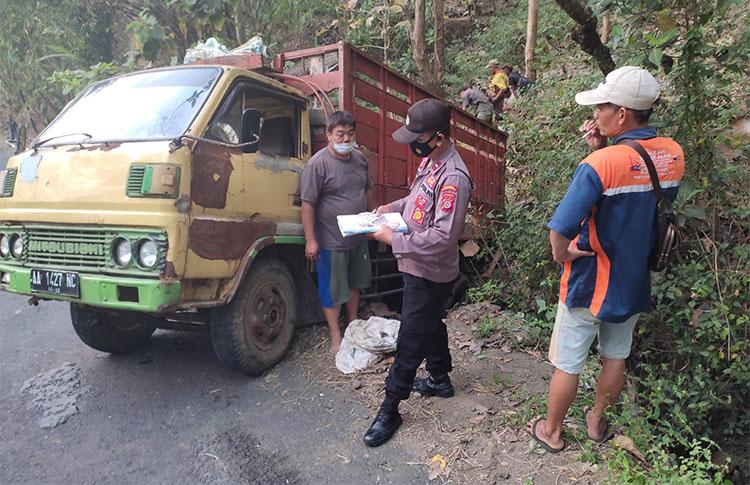 Tak Kuat Menanjak, Truk Bawa Muatan Kayu Terperosok ke Kebun