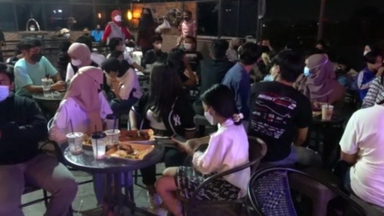 Wali Kota Bandarlampung Bubarkan Kerumunan Kafe dan Rumah Makan
