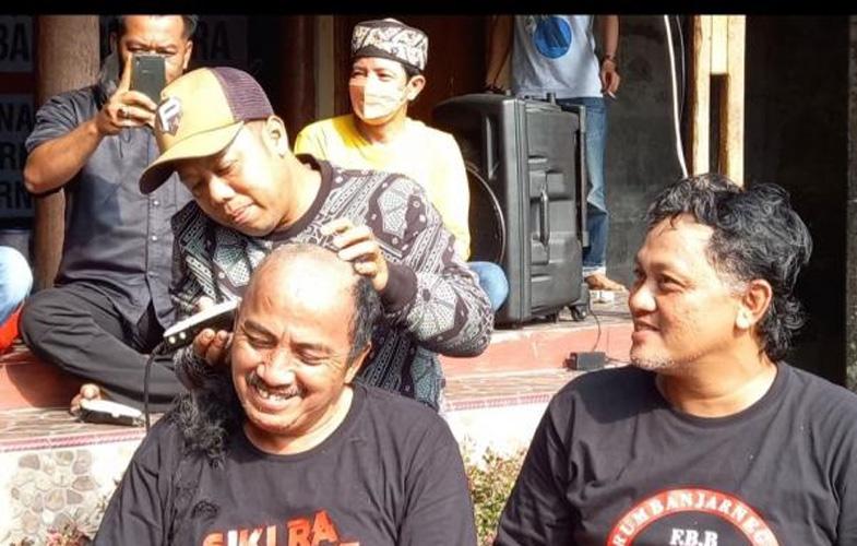 Bupati Budhi Sarwono Ditahan KPK, Sejumlah Warga di Banjarnegara Cukur Gundul