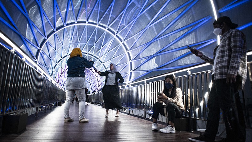 Warna-warni Atap JPO Tapal Kuda Lenteng Agung yang Instagramable - Bagian 2