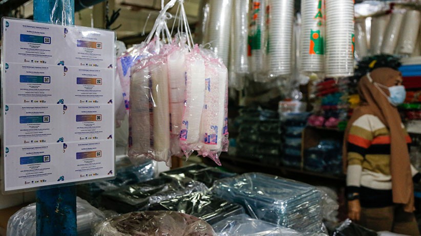 Pedagang Pasar Santa Pajang Sertifikat Vaksin di Lapak-Lapak - Bagian 1