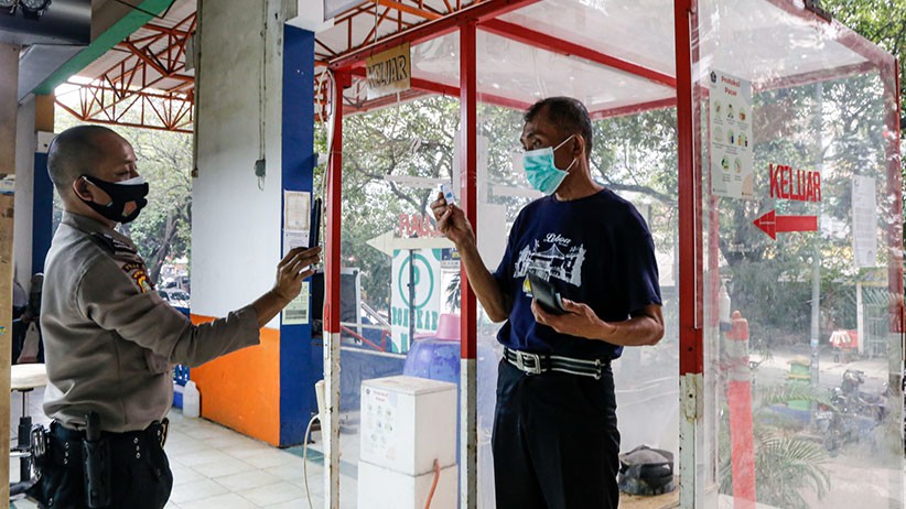 Pedagang Pasar Santa Pajang Sertifikat Vaksin di Lapak-Lapak - Bagian 3