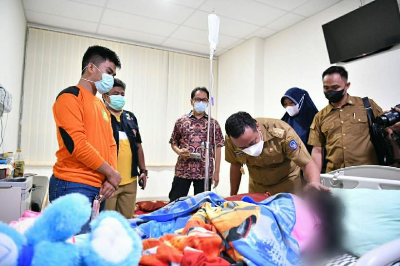 Jenguk Bocah Korban Pesugihan, Plt Gubernur Sulsel: Rajin Minum Obat Ya Nak