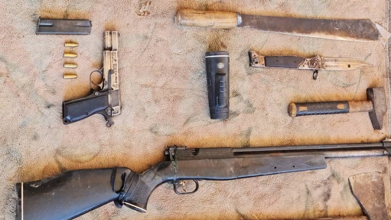 title Prajurit TNI Yonif PR/501 Amankan Pistol dan Senapan saat Gerebek Honai KKB Prajurit TNI Yonif PR/501 Amankan Pistol dan Senapan saat Gerebek Honai KKB