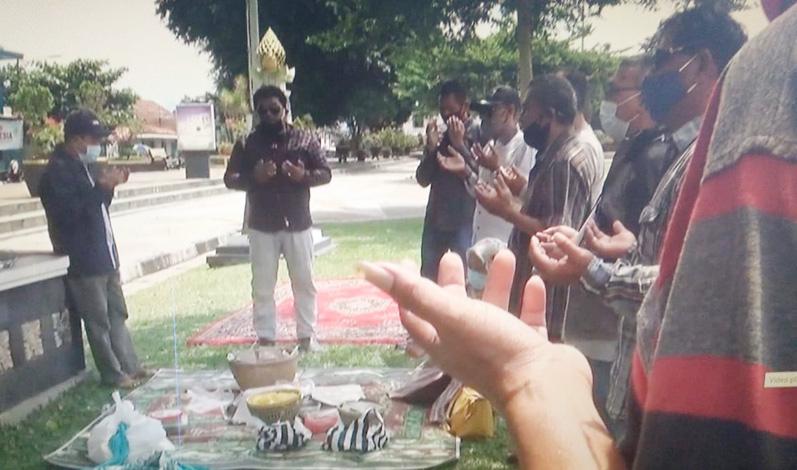 title Bupati Banjarnegara Ditahan KPK, Puluhan Mantan Kades Gelar Doa Bersama Bupati Banjarnegara Ditahan KPK, Puluhan Mantan Kades Gelar Doa Bersama