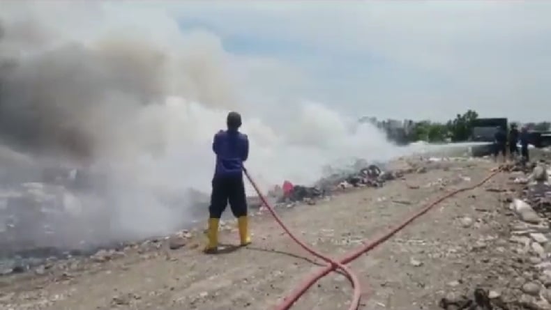 Api Ludeskan Gunung Limbah di Panguragan Cirebon