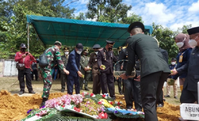 Sertu Ambrosius Gugur di Papua Dapat Kenaikan Pangkat, Dimakamkan dengan Upacara Militer
