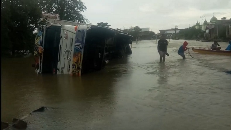 Truk Tronton Terguling di Tengah Banjir Wajo, Jalan Trans Sulawesi Macet Total