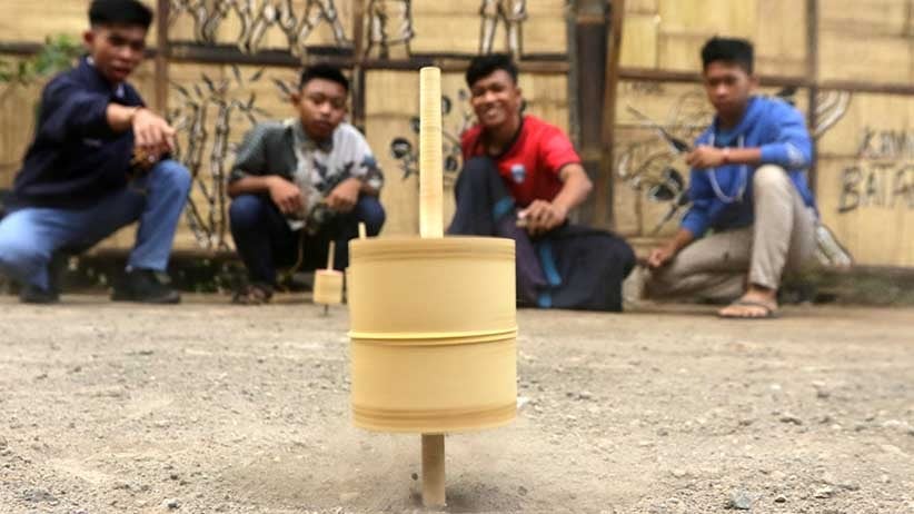 Mengajak Anak Bermain Gasing Bambu untuk Cegah Kecanduan Gawai - Bagian 1