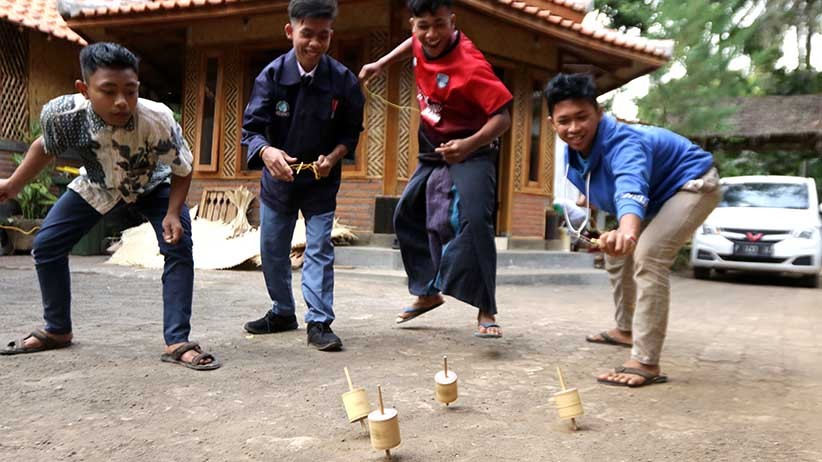 Mengajak Anak Bermain Gasing Bambu untuk Cegah Kecanduan Gawai - Bagian 3