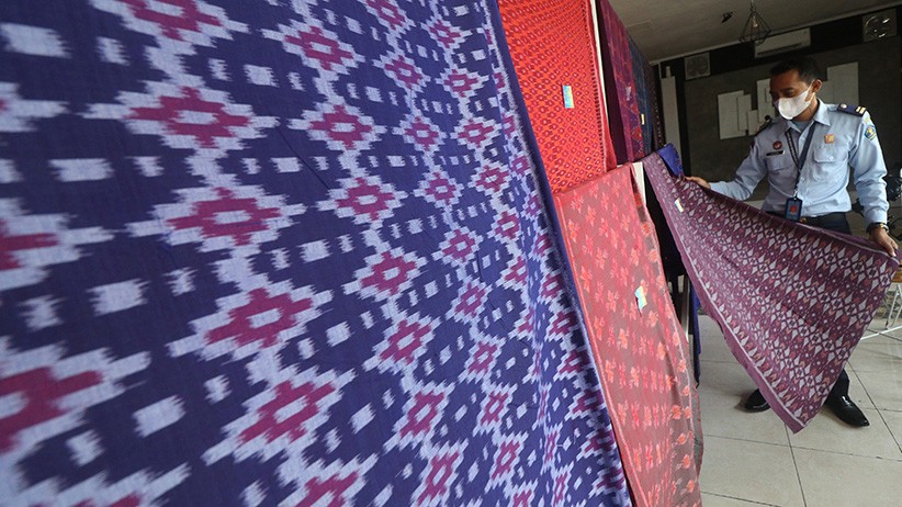 Belajar Hidup Mandiri, Warga Binaan Lapas Kediri Membuat Kain Tenun Ikat - Bagian 2