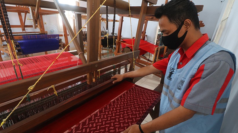 Belajar Hidup Mandiri, Warga Binaan Lapas Kediri Membuat Kain Tenun Ikat - Bagian 1
