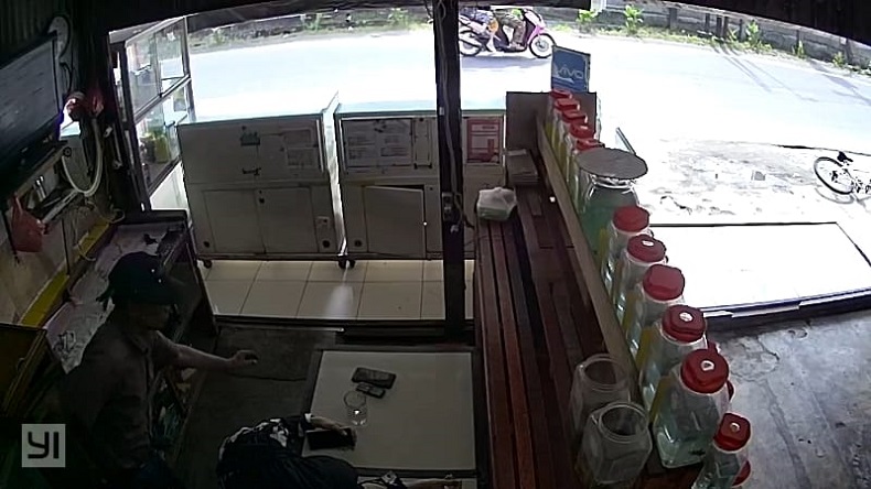 Aksi Maling Handphone di Medan Terekam CCTV, Sempat Bolak-balik di Depan Konter