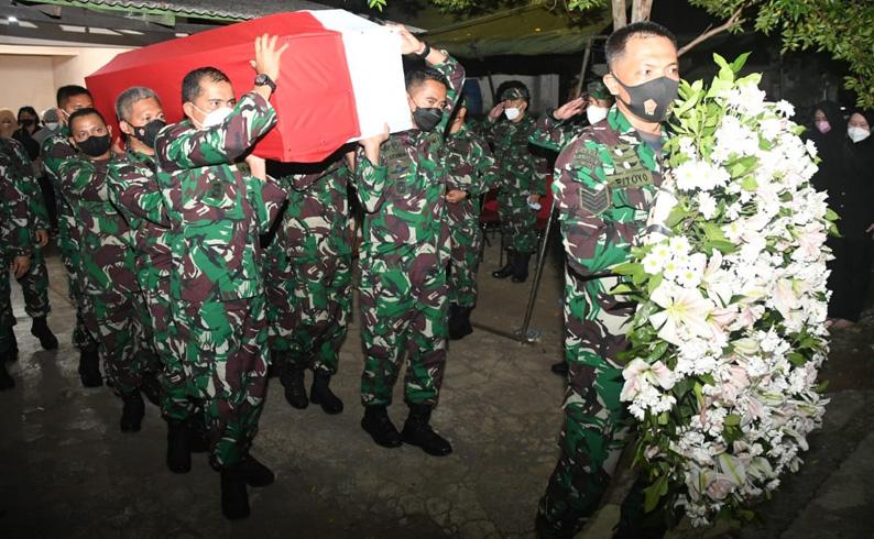 title Suasana Duka Iringi Pelepasan Jenazah Prajurit Terbaik Kodam IV/Diponegoro  Suasana Duka Iringi Pelepasan Jenazah Prajurit Terbaik Kodam IV/Diponegoro