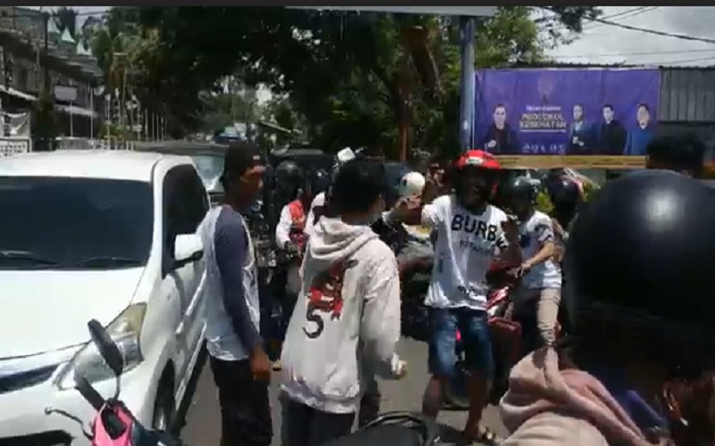 title Maunya Pulsa Gratis, Pemuda Ini Babak Belur Dihajar Warga Maunya Pulsa Gratis, Pemuda Ini Babak Belur Dihajar Warga