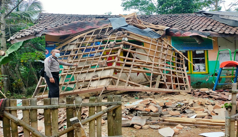 Atap Bangunan Posyandu Bougainville Sukabumi Roboh, 10 Warga Luka-luka