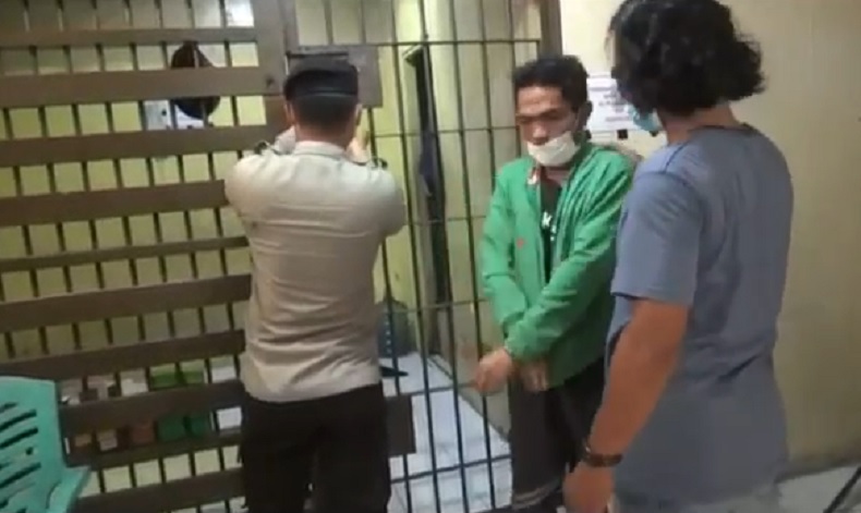 Pura-Pura Gila, Residivis Diamuk Massa saat Mencuri di Rumah Warga Sambas