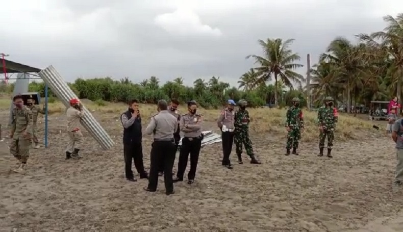 Perempuan Mirip Nyi Roro Kidul Jadi Pusat Perhatian saat Ritual Larungan di Pangandaran