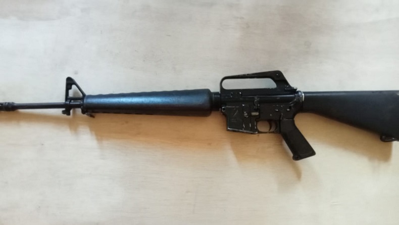 title Simpatisan KKB Serahkan Senjata Api M16 ke Kodam Cenderawasih Simpatisan KKB Serahkan Senjata Api M16 ke Kodam Cenderawasih