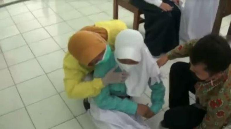 Diduga Ketakutan, Siswi di Kendal Mendadak Lemas Usai Divaksin Covid-19 