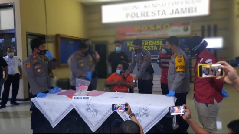 Cemburu Lihat Istri Dibonceng, Pria Ini Siram Teman dengan Air Keras hingga Tewas