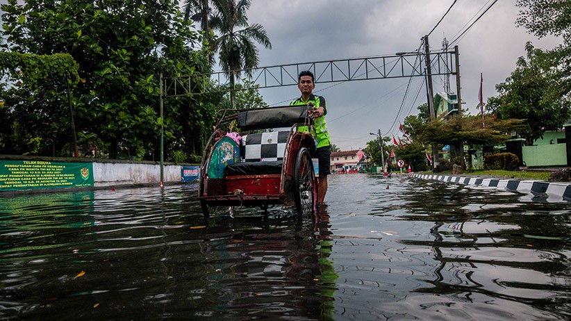 Drainase Buruk, Jalanan Rangkasbitung Tergenang Air hingga 60 Sentimeter - Bagian 2
