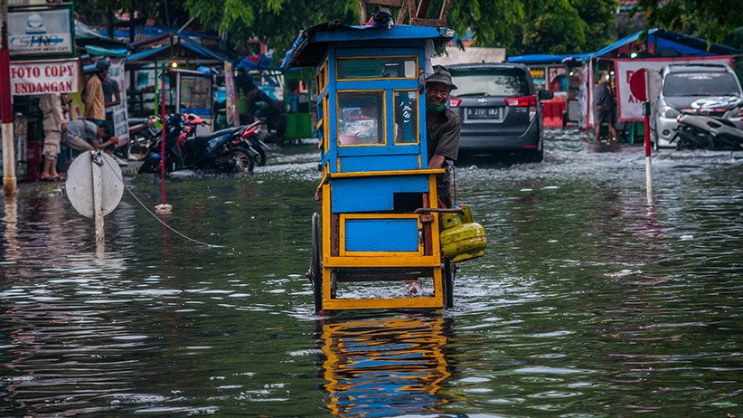 Drainase Buruk, Jalanan Rangkasbitung Tergenang Air hingga 60 Sentimeter - Bagian 1