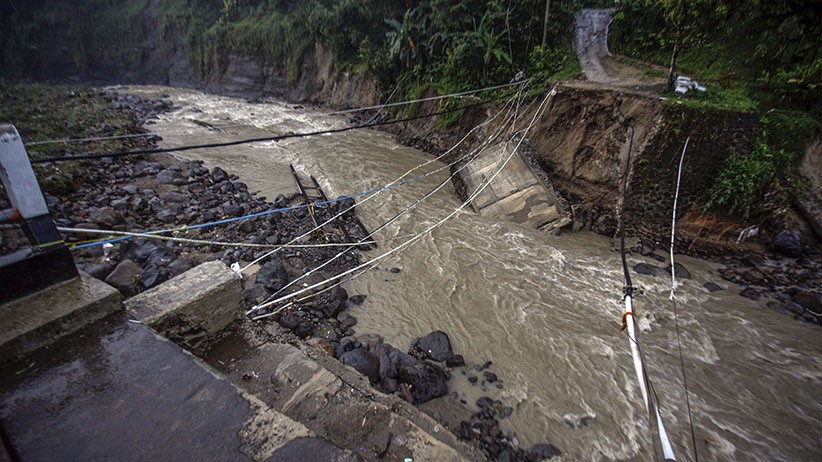 Jembatan Sungai Cidurian Ambruk Diterjang Banjir Bandang, Akses Warga Terputus - Bagian 1