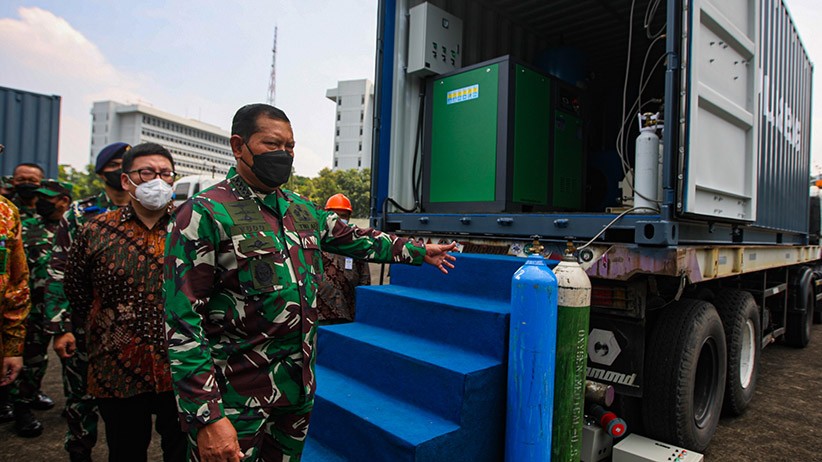 TNI AL Terima Bantuan 1.440 Tabung dan 2 Generator Oksigen - Bagian 1