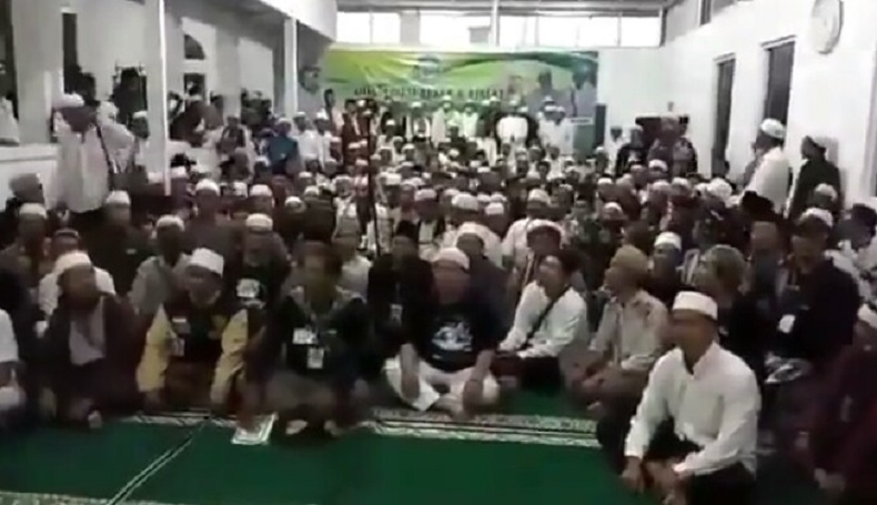 Heboh, Massa Berpakaian Putih Deklarasikan Front Persaudaraan Islam di KBB
