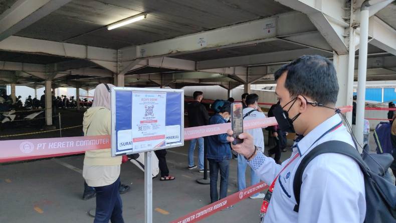 title Naik KRL Jogja-Solo atau Prameks, Mulai Hari Ini Wajib Tunjukkan Sertifikat Vaksin Naik KRL Jogja-Solo atau Prameks, Mulai Hari Ini Wajib Tunjukkan Sertifikat Vaksin