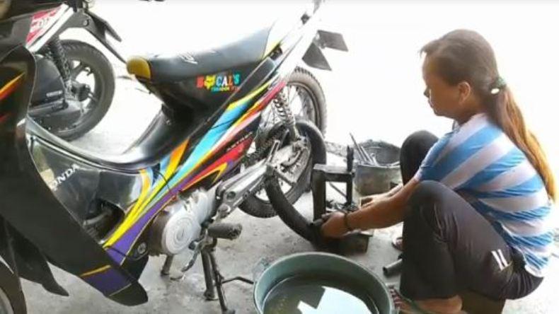 Perempuan Asal Kendal Ini Belasan Tahun Geluti Profesi Jadi Tukang Tambal Ban 