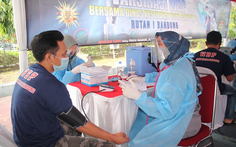 Cegah Klaster Covid, Ribuan Napi dan Tahanan di Rutan Kebonwaru Bandung Divaksinasi
