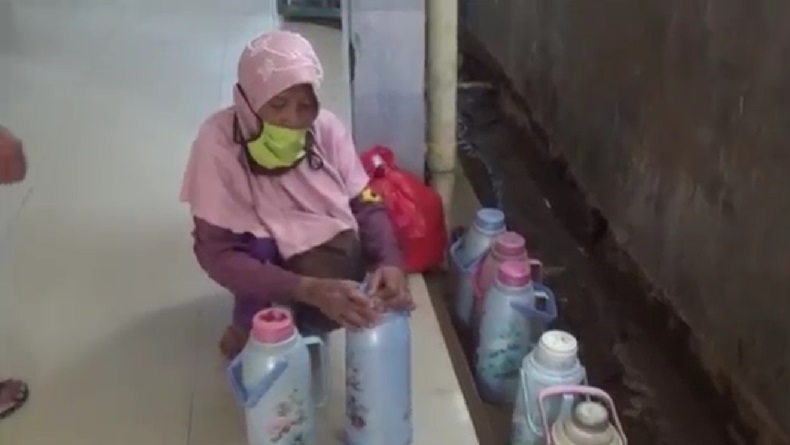Kasihan, Nenek Penjual Kopi di Bandarlampung Ditinju Satpam