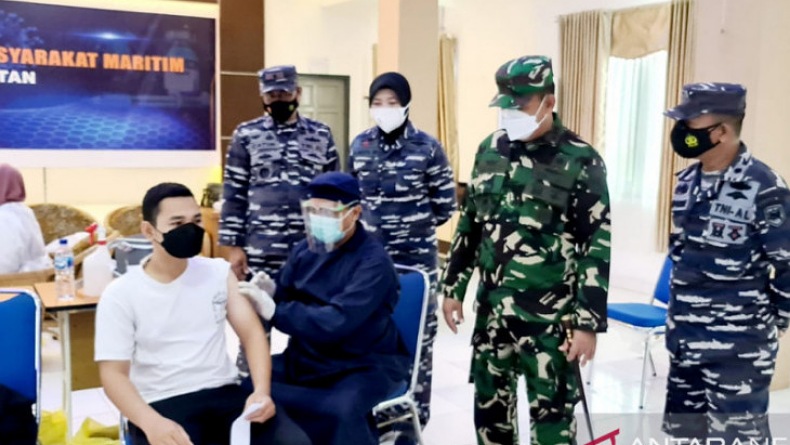 TNI AL Vaksinasi 10.961 Warga Pesisir Kalsel, Danlanal Banjarmasin: Tetap Jaga Prokes