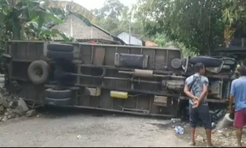  Truk Muatan Bambu Tabrak Mobil dan Motor di Banyumas, 3 Orang Luka