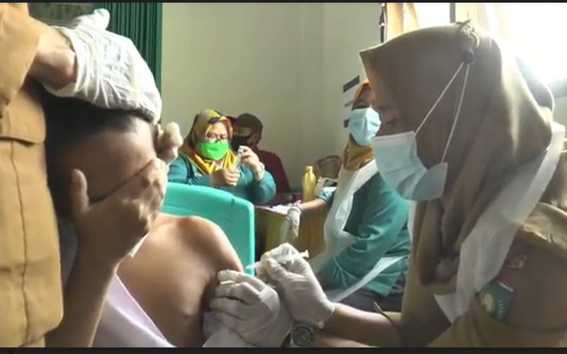 Momen Santri Menangis di Pelukan Vaksinator karena Takut Melihat Jarum Suntik 