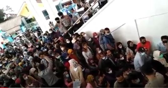 Peserta Membeludak, Vaksinasi Merdeka di Bandarlampung Dibubarkan