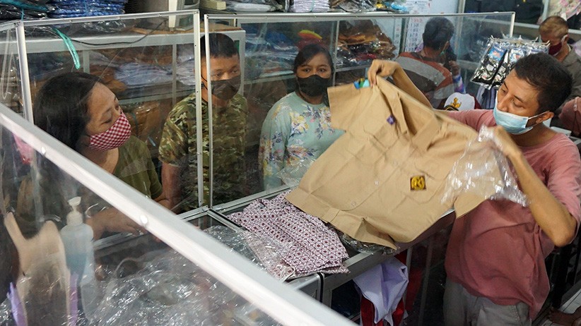 Geliat Penjualan Seragam Sekolah saat Mulai Pembelajaran Tatap Muka - Bagian 2