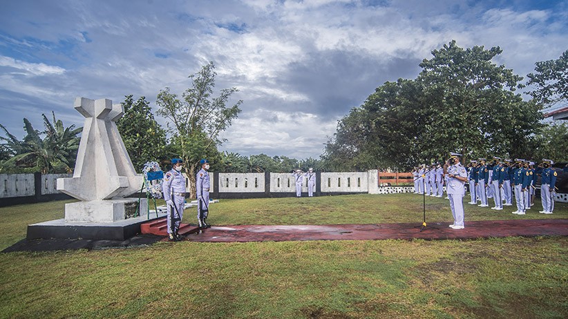 Tabur Bunga Makam Pahlawan Jelang HUT ke-76 TNI AL - Bagian 3