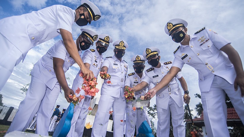 Tabur Bunga Makam Pahlawan Jelang HUT ke-76 TNI AL - Bagian 2