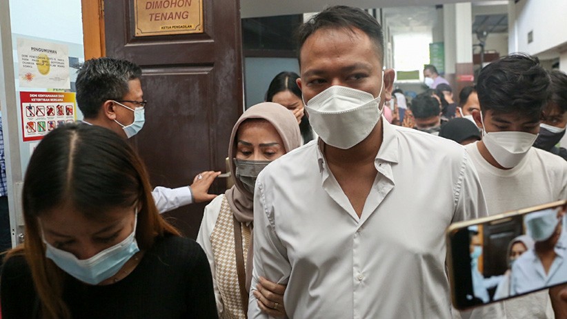 Vicky Prasetyo Divonis 4 Bulan Penjara, Kalina Oktarani Menangis Histeris - Bagian 3