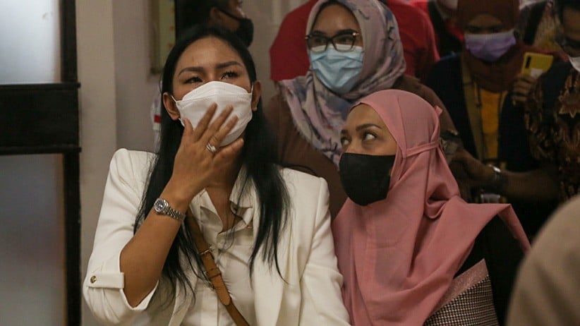 Vicky Prasetyo Divonis 4 Bulan Penjara, Kalina Oktarani Menangis Histeris - Bagian 4