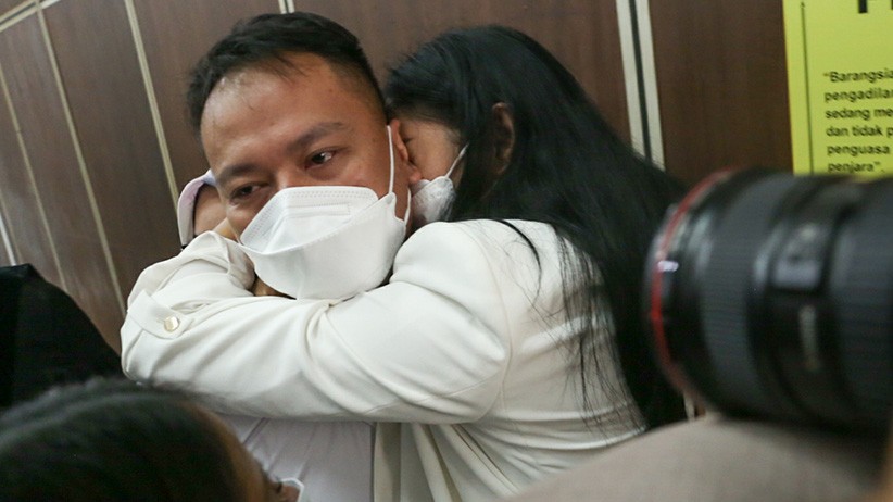 Vicky Prasetyo Divonis 4 Bulan Penjara, Kalina Oktarani Menangis Histeris - Bagian 1