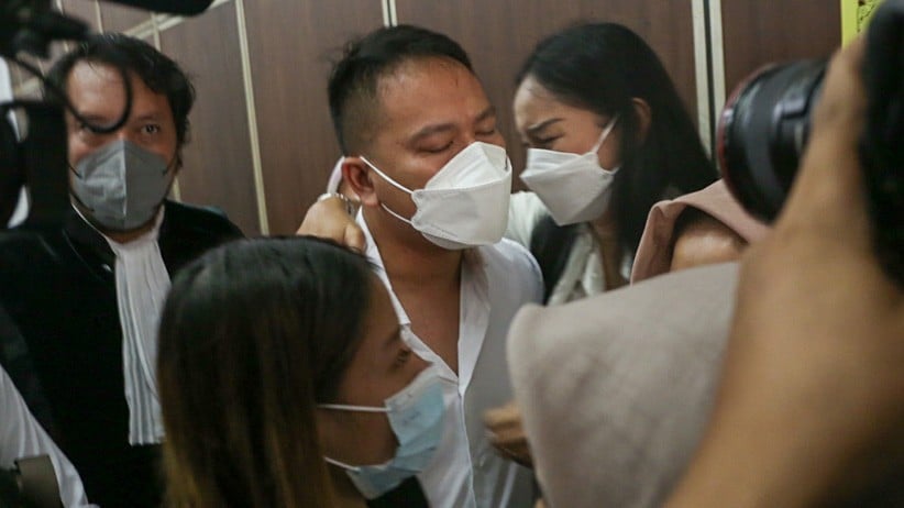 Vicky Prasetyo Divonis 4 Bulan Penjara, Kalina Oktarani Menangis Histeris - Bagian 2