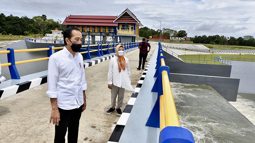 Presiden Jokowi Didampingi Ibu Negara Resmikan Bendungan Paselloreng - Bagian 1